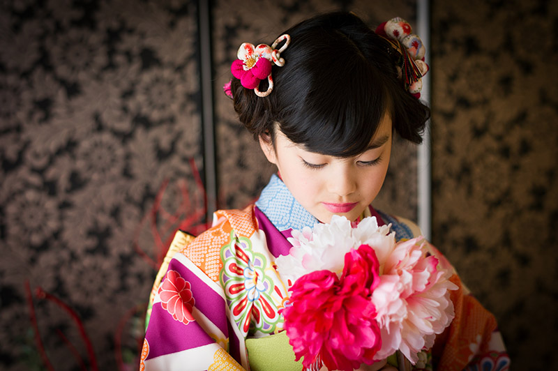 七五三家族写真　七歳　和装　着物　赤　黄色　花模様　かわいい